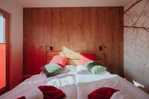 un letto con quattro cuscini sopra in una stanza di Apartmán Collin X41 a Dolný Kubín
