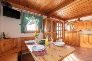 uma cozinha com uma mesa de madeira com placas em Vineyard Chalet Hansel and Gretel - Happy Rentals em Otočec