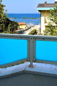 Duas grandes janelas numa varanda com vista para o oceano em Residence Altamarea em San Mauro a Mare