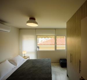 Posteľ alebo postele v izbe v ubytovaní ERMOU STREET APARTMENTs
