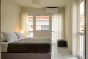 Posteľ alebo postele v izbe v ubytovaní ERMOU STREET APARTMENTs