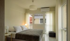 Posteľ alebo postele v izbe v ubytovaní ERMOU STREET APARTMENTs