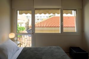 Posteľ alebo postele v izbe v ubytovaní ERMOU STREET APARTMENTs