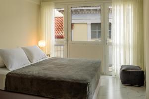 Posteľ alebo postele v izbe v ubytovaní ERMOU STREET APARTMENTs