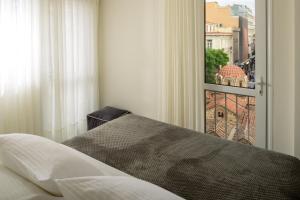 Posteľ alebo postele v izbe v ubytovaní ERMOU STREET APARTMENTs