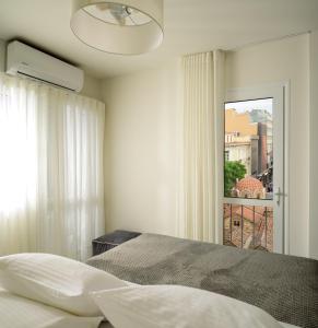 Posteľ alebo postele v izbe v ubytovaní ERMOU STREET APARTMENTs