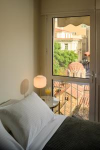 Posteľ alebo postele v izbe v ubytovaní ERMOU STREET APARTMENTs
