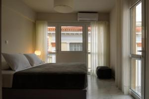Posteľ alebo postele v izbe v ubytovaní ERMOU STREET APARTMENTs