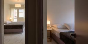 Posteľ alebo postele v izbe v ubytovaní ERMOU STREET APARTMENTs