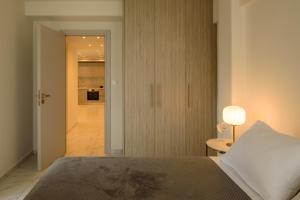 Posteľ alebo postele v izbe v ubytovaní ERMOU STREET APARTMENTs