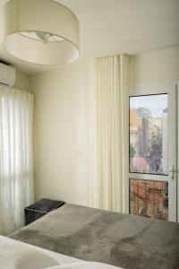 Posteľ alebo postele v izbe v ubytovaní ERMOU STREET APARTMENTs