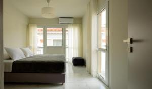 Posteľ alebo postele v izbe v ubytovaní ERMOU STREET APARTMENTs