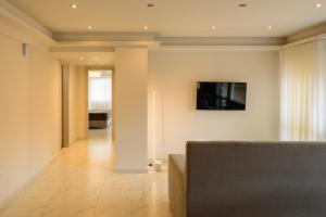 Televízia a/alebo spoločenská miestnosť v ubytovaní ERMOU STREET APARTMENTs