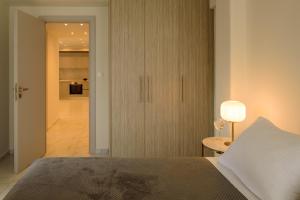 Posteľ alebo postele v izbe v ubytovaní ERMOU STREET APARTMENTs