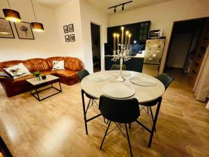 salon ze stołem i kanapą w obiekcie Mazury Szczytno - Apartamenty u Krzyżaka - Centrum w mieście Szczytno