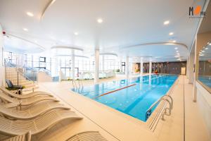 una gran piscina en un gran edificio en Polanki AQUA Premium Class by MS Pro Apartamenty en Kołobrzeg