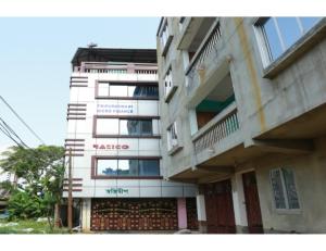 een wit gebouw met een bord aan de zijkant bij Hotel Swasti Deep, Tripura in Agartala