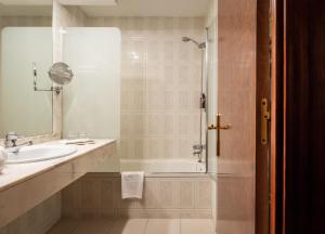 un baño con ducha y lavabo en ALEGRIA President, en Andorra la Vella