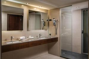 a bathroom with two sinks and a shower at ALEGRIA President in Andorra la Vella