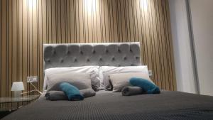 um quarto com uma cama grande e 2 almofadas em Luxurious Three Bedroom Duplex Apt Close to Beach em Fuengirola