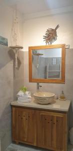 La salle de bains est pourvue d'un lavabo et d'un miroir. dans l'établissement Caraib'Bay Hotel, à Deshaies