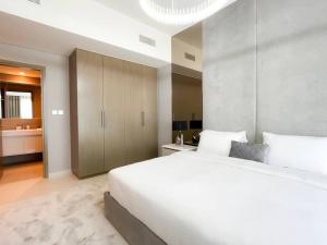 Postel nebo postele na pokoji v ubytování Burj Royale Elegant 2B Balcony Burj Khalifa view