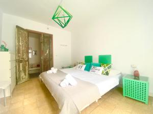 two beds in a white room with green accents at Casa Rural Arturo in Valle Gran Rey