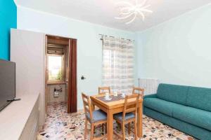 a living room with a table and a couch at appartamento a pochi passi dalla stazione comodo a coppie e famiglie, casa Ferrucci in Collegno