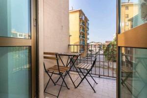 a balcony with a table and chairs on a balcony at appartamento a pochi passi dalla stazione comodo a coppie e famiglie, casa Ferrucci in Collegno