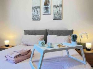 a bed with a table on top of it at appartamento a pochi passi dalla stazione comodo a coppie e famiglie, casa Ferrucci in Collegno