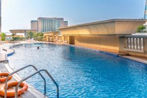 een groot zwembad in het midden van een stad bij Delightful stay at the 1BR apt with coastal view in Dubai