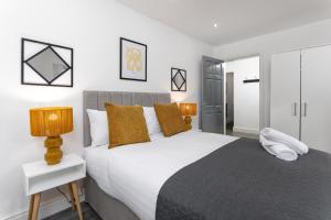 een slaapkamer met een groot bed en 2 lampen bij Host Liverpool - Ideal for extended stays in Walton on the Hill