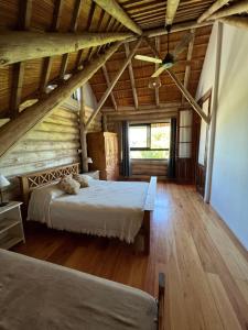- une chambre avec 2 lits et un ventilateur de plafond dans l'établissement La Porteña, à Gualeguaychú