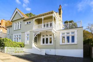 un hombre de pie en la parte superior de una casa en Pass the Keys Large house Leigh Sea views en Southend-on-Sea