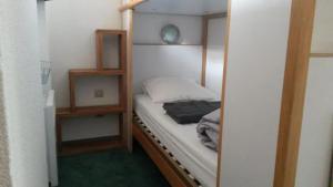 阿沃里亞茲的住宿－Appartement Tilia - Avoriaz，一间小卧室,配有一张床和镜子