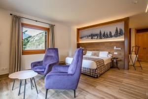 奥尔迪诺Abba Ordino Babot Hotel的酒店客房,配有一张床和两张紫色椅子