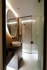 Nostos - Luxury Apartment in Agrinio في أغرينيو: حمام مع حوض ومرآة