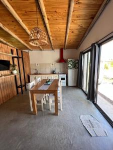 cocina y comedor con techo de madera en Depto La Porteña a 1k Termas, en Gualeguaychú 2 fotos más