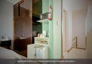 Habitación con cama y armario blanco en Habitación Tres Arroyos en Tres Arroyos