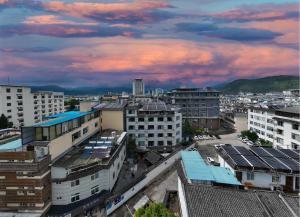 een uitzicht over de stad met gebouwen bij Zebulun Hotel in Lijiang