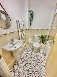 Ванная комната в Wessex House - Cozy Town Centre Two Bedroom Apartment - Short Stroll to Beach and Nightlife