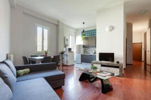 una sala de estar con un sofá y una mesa en Heart of NoLo - Meryggiare Apartments, en Milán