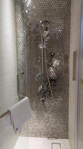 吉隆坡的住宿－Star KLCC By Cozy White，带淋浴的浴室,带玻璃门