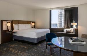 Postel nebo postele na pokoji v ubytování Hyatt Regency Houston Downtown