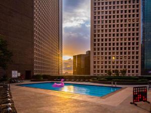 Bazén v ubytování Hyatt Regency Houston Downtown nebo v jeho okolí