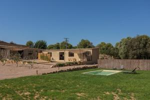 een uitzicht op een huis met een tuin bij Casa de campo Masos de Pals con parking y piscina in Pals