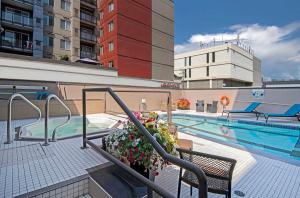 una piscina con bañera de hidromasaje en la parte superior de un edificio en DoubleTree by Hilton - Kamloops, en Kamloops