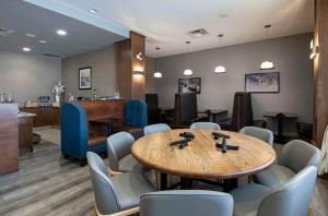 A seating area at DoubleTree by Hilton - Kamloops Még 37 kép