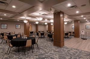 Reštaurácia alebo iné gastronomické zariadenie v ubytovaní DoubleTree by Hilton - Kamloops