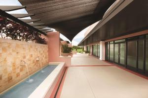 Embassy Suites by Hilton Orlando Lake Buena Vista South内部或周边的泳池